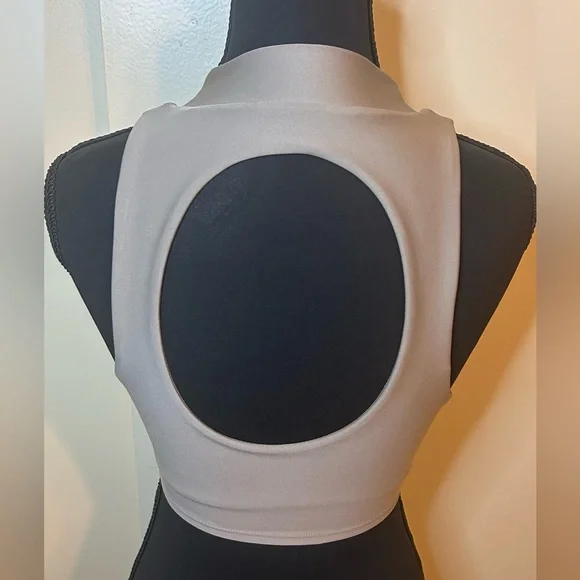 ALO Yoga Women's Taupe Sleeveless Crop Top
Workout gear - Picture 4 of 9